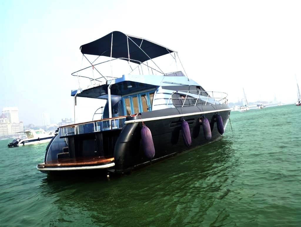 L3's black hull viewed from alongside with the Gateway of India and Taj Mahal Palace behind