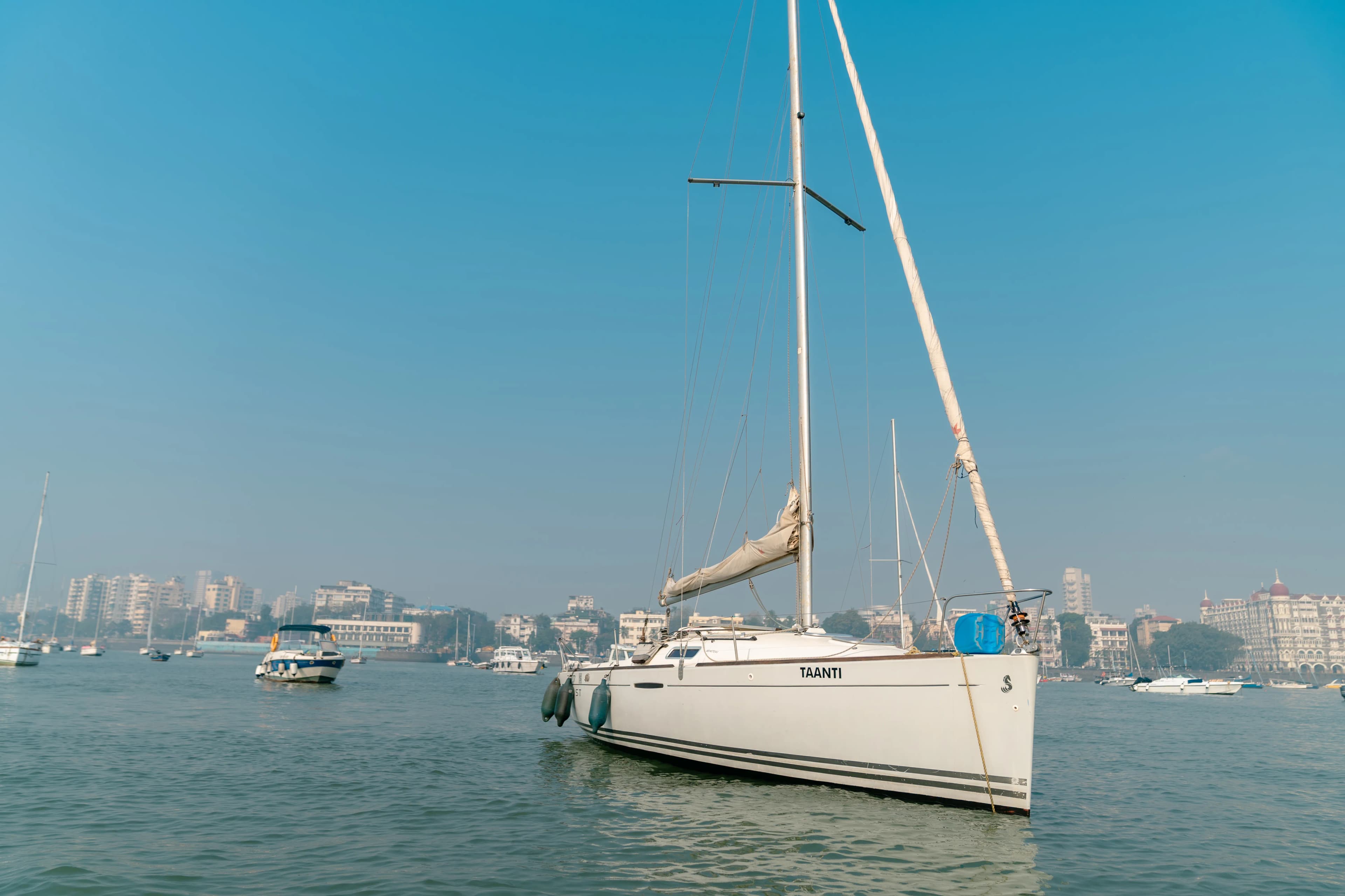Taanti's side profile at anchor among other sailboats