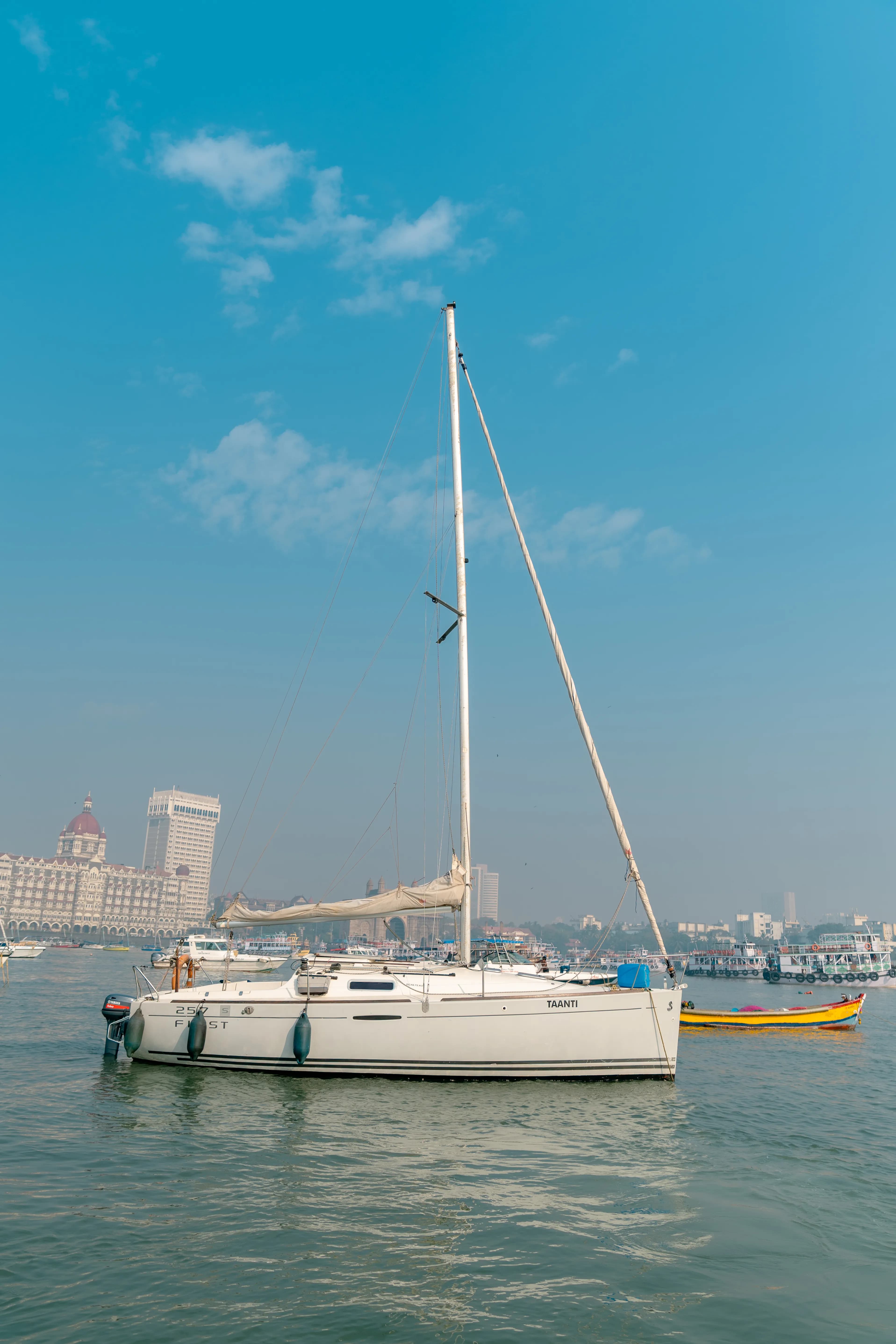 Taanti at anchor with the Taj Mahal Palace in the background