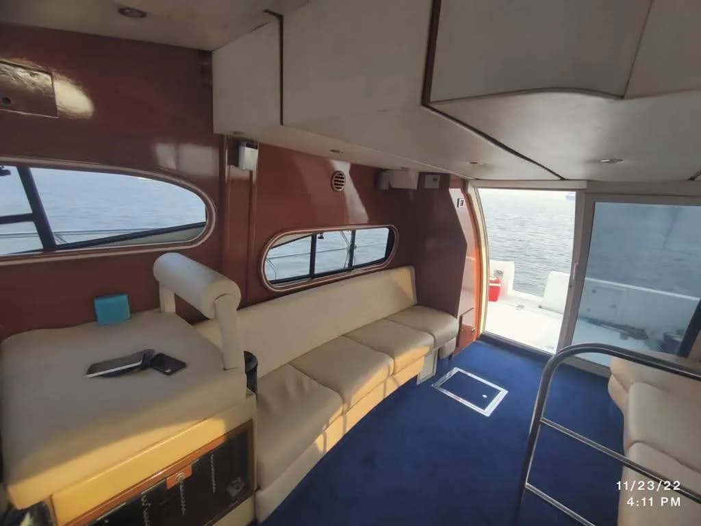 The enclosed saloon with wraparound seating