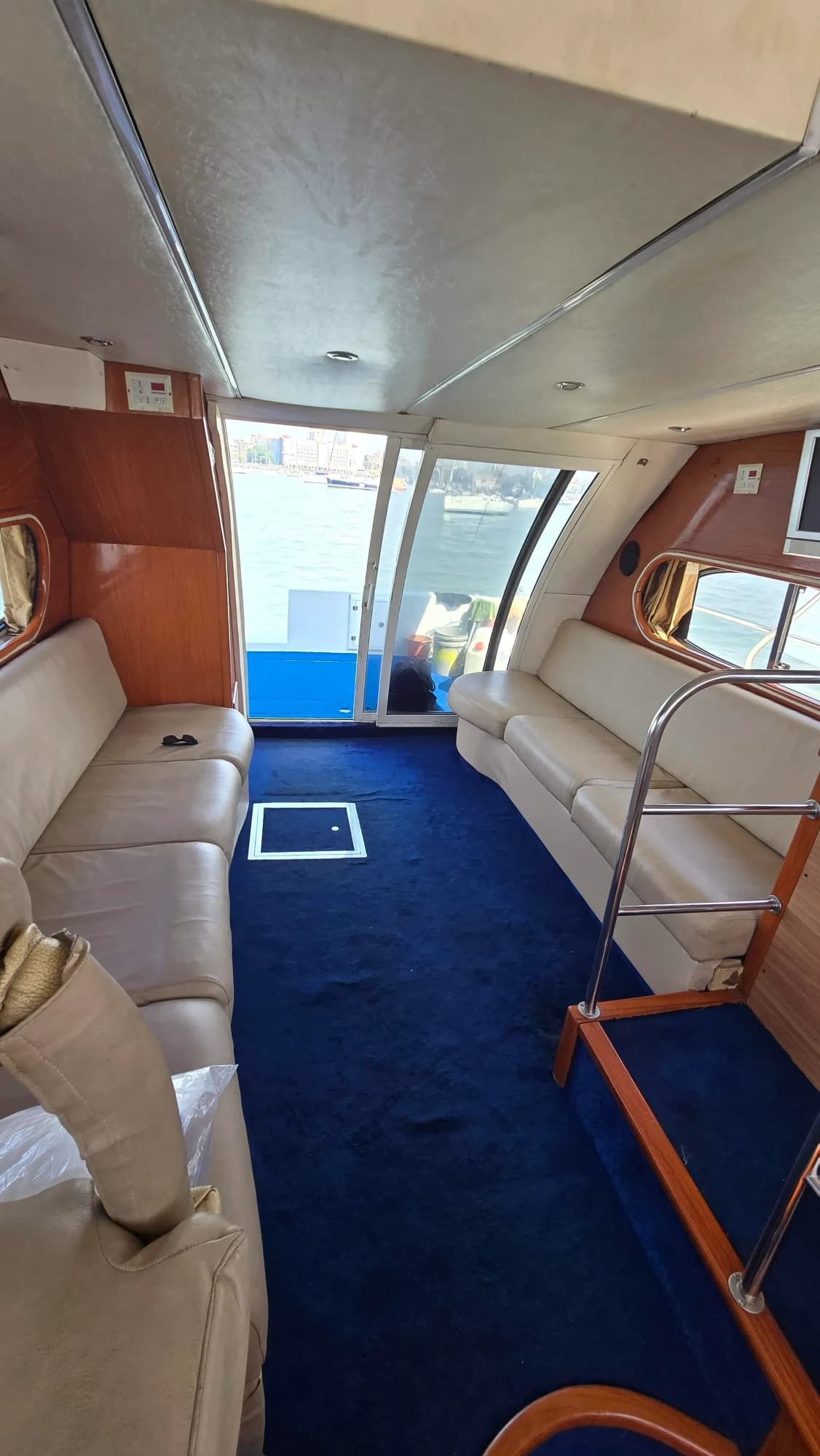 Flybridge U-shaped seating around the upper helm
